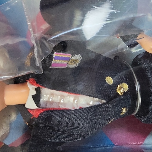 Vintage Army Gala  Barbie limited Edition in her dress blues - Picture 3 of 11